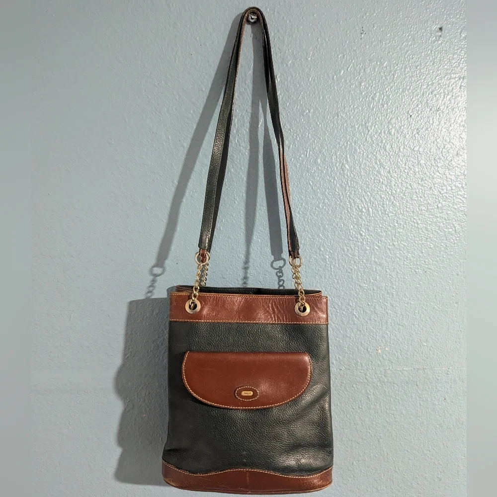 Dooney & Bourke stylish leather